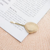Hair Barrette - Conchita Blanco suave sobre dorado