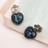 Maxi Aretes - Corazón Acrílico Negro con Flor