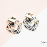 Maxi Aretes - Corazón Acrílico Negro y Blanco