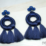 Maxi Aretes - Aro Tejido y Borlas Azul