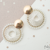 Maxi Aretes - Monedas doradas argollas blancas tejidas