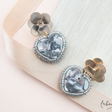 Maxi Aretes - Corazón Acrílico Gris con Flor